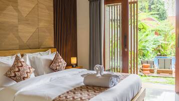 Suite, 1 King Bed, Pool View