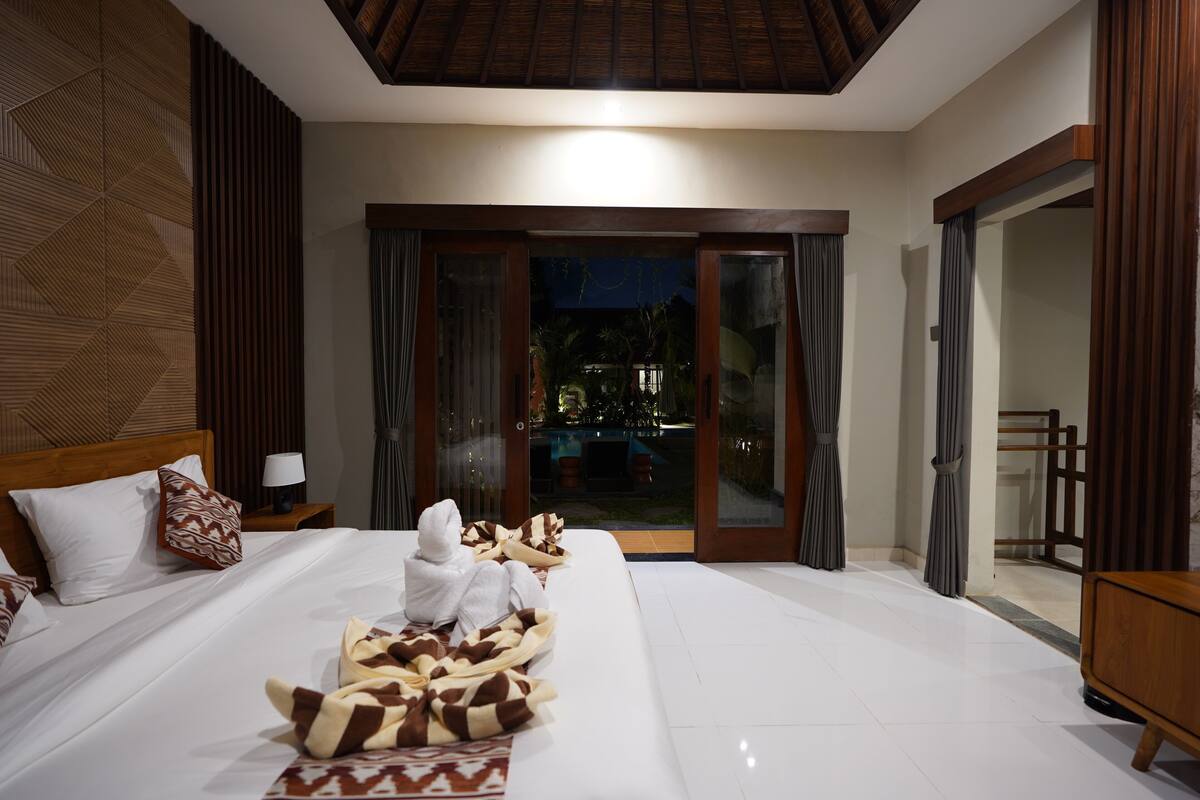 Suite, 1 cama King size, vista a la alberca | Escritorio, espacio para trabajar con laptop y wifi gratis