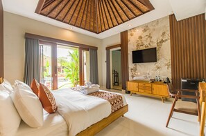 ห้องสวีท, เตียงคิงไซส์ 1 เตียง, วิวสระว่ายน้ำ | เครื่องนอนระดับพรีเมียม, มินิบาร์, โต๊ะทำงาน, พื้นที่ทำงานแบบใช้แล็ปท็อป