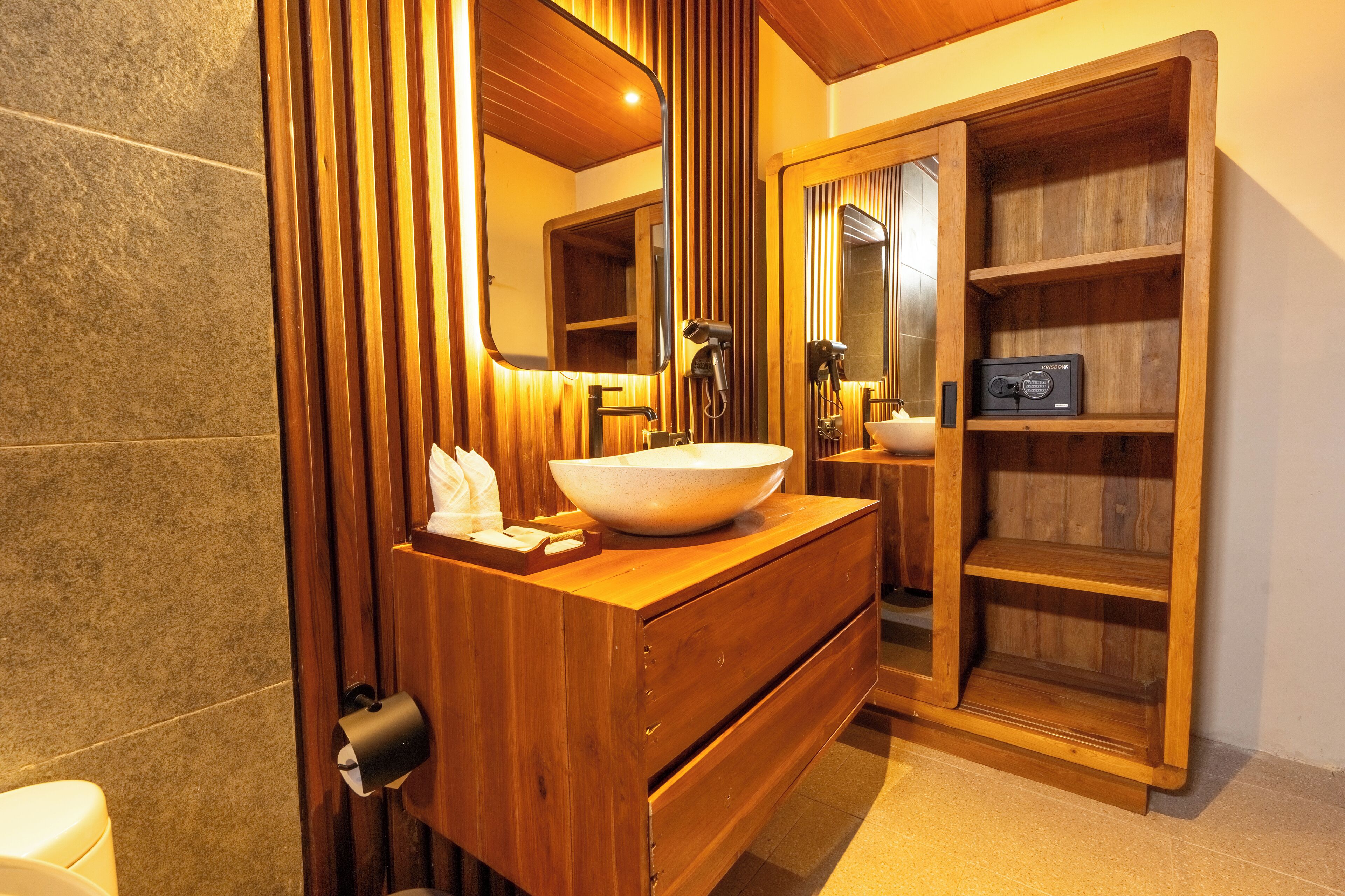 Suite, 1 Tempat Tidur King, pemandangan kolam renang | Kamar mandi | Shower, handuk, sabun, dan sampo