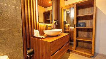 Suite, 1 cama King size, vista a la alberca | Baño | Regadera, toallas, jabón, shampoo