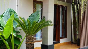 Suite, 1 King Bed, Pool View | Living area