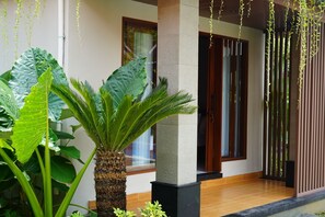 Suite, 1 King Bed, Pool View | Living area