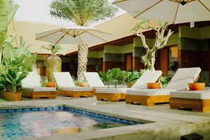 Outdoor pool - Kesumasari Living Lodge (Denpasar)