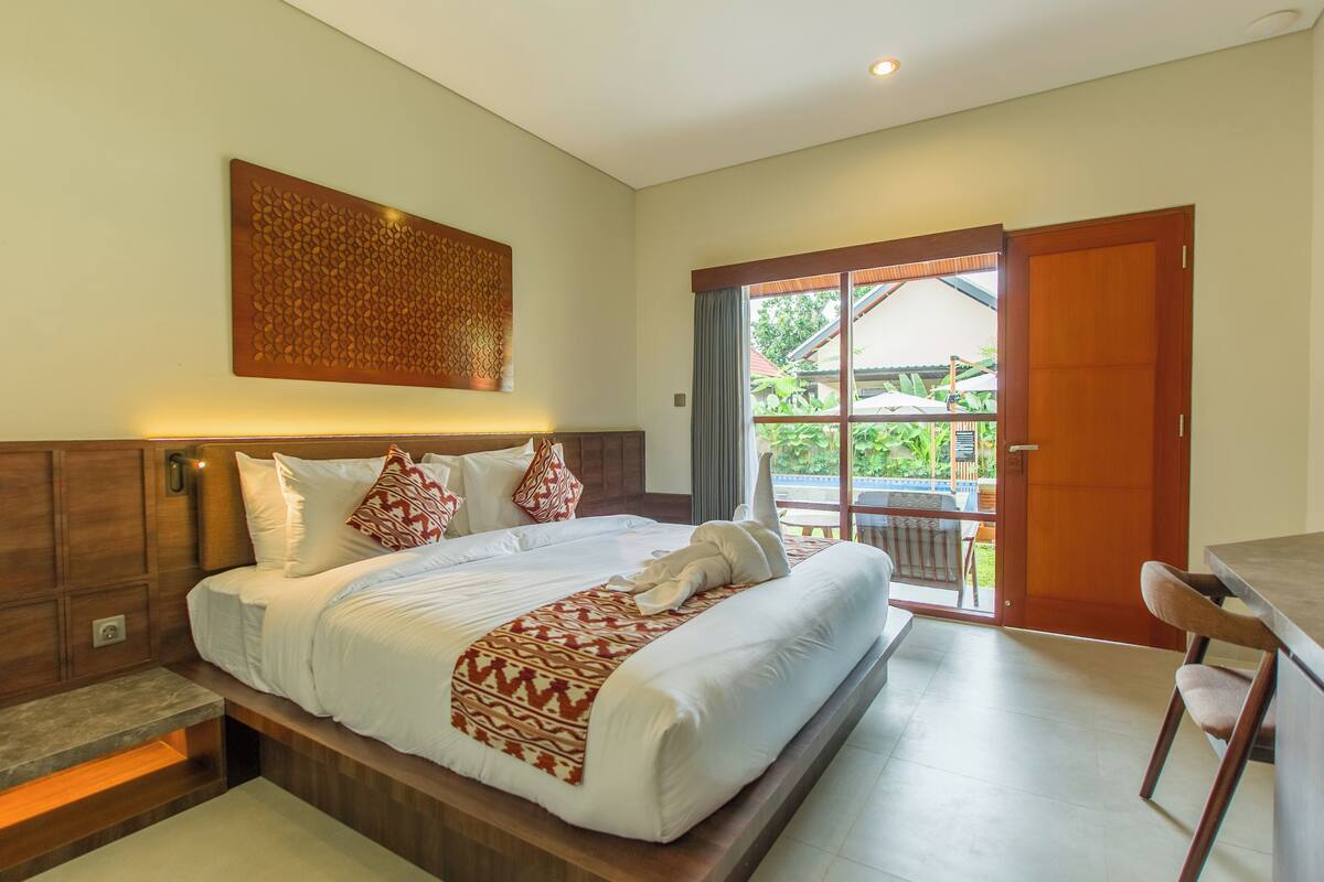 Deluxe Double Room, 1 King Bed | Premium bedding, minibar, desk, laptop workspace