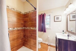 Hair dryer, towels - 6 Mi to Dtwn: 'Macon Memories' Dog-Friendly Haven (Macon)
