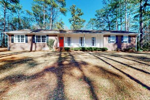 Exterior - 6 Mi to Dtwn: 'Macon Memories' Dog-Friendly Haven (Macon)