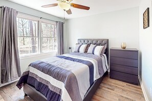 3 bedrooms, iron/ironing board, bed sheets - 6 Mi to Dtwn: 'Macon Memories' Dog-Friendly Haven (Macon)