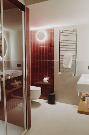 Suite, 1 cama de matrimonio grande, vistas a la montaña | Baño | Ducha, artículos de higiene personal gratuitos y secador de pelo