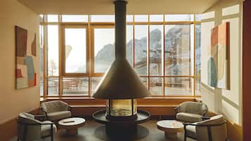 Lobby-lounge
