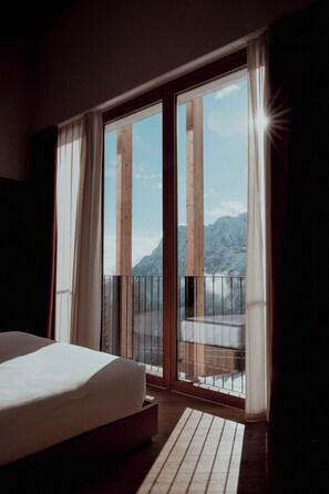 Deluxe Room | In-room safe, blackout drapes, soundproofing, iron/ironing board