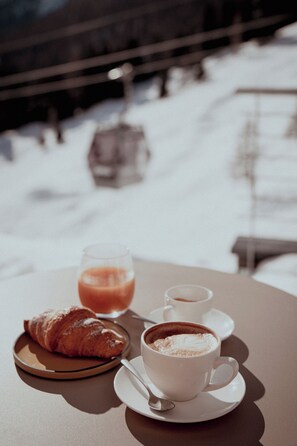 Sarapan penuh setiap hari (EUR 25 seorang) 