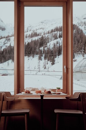 Daily full breakfast (EUR 25 per person)