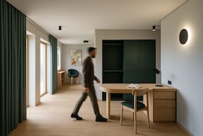 Phòng Suite, 1 giường cỡ king, quang cảnh núi | Két bảo mật tại phòng, màn/rèm cản sáng, bàn ủi/dụng cụ ủi quần áo