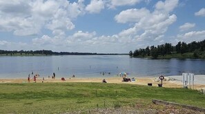 Beach - 2BR House w/ A/C & Games, Close to Lake (Huntingdon)