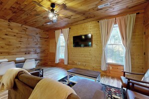 TV, foosball, table tennis - 2BR House w/ A/C & Games, Close to Lake (Huntingdon)