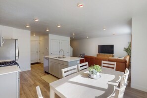 Interior - Game Room & Mountain View: Cedar City Townhome (Cedar City)
