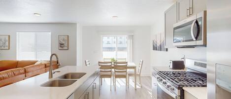 Jääkaappi, mikroaaltouuni, liesi, astianpesukone