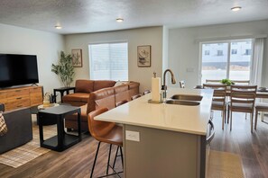 Interior - Game Room & Mountain View: Cedar City Townhome (Cedar City)
