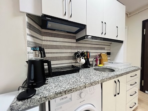 Fridge, stovetop, electric kettle, cookware/dishes/utensils - Deluxe Suite in Taksim - No: 7 (Beyoglu)