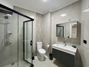 Shower, hair dryer, towels, soap - Deluxe Suite in Taksim - No: 7 (Beyoglu)