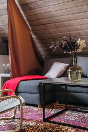 Suite, Balcony, Garden View | Living area