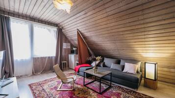 Suite, Balcony, Garden View | Living area