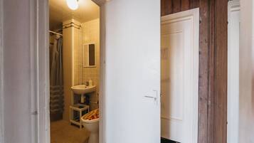 Vierbettzimmer, Balkon, Blick auf die Lagune | Badezimmer