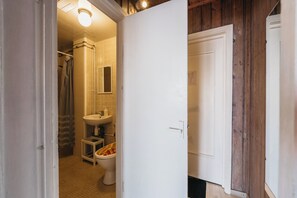 Vierbettzimmer, Balkon, Blick auf die Lagune | Badezimmer