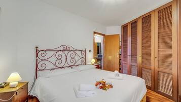 2 bedrooms, laptop workspace, free WiFi, bed sheets