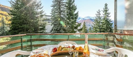 Familienapartment, Mehrere Schlafzimmer (Appartamento Little Treasure) | Speisen im Freien