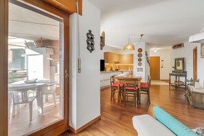 Apartamento familiar, varias habitaciones (Appartamento Little Treasure) | Zona de estar | Televisión de pantalla plana de 21 pulgadas con canales por cable