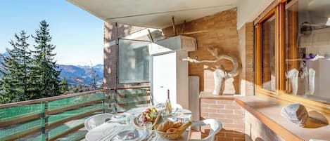 Family Apartment, Multiple Bedrooms (Appartamento Little Treasure) | Outdoor dining