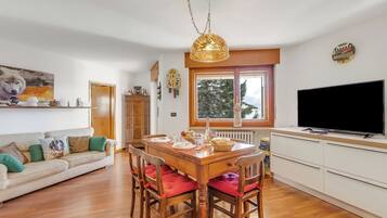 Familienapartment, 2 Schlafzimmer, Balkon (Appartamento Little Treasure) | Wohnbereich