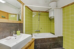 Appartement Familial, plusieurs chambres (Appartamento Little Treasure) | Salle de bain | Ensemble douche/baignoire, sèche-cheveux, bidet, serviettes fournies