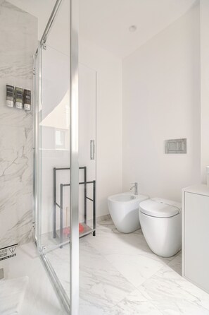 Shower, hair dryer, bidet, towels - COMO Centro Luxury suites just steps from the lake (Como)