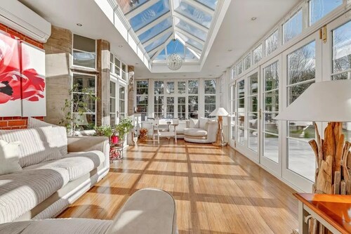 Luxury Detached House,  Private Grounds. With Hot Tub, Sauna, Pool Table.