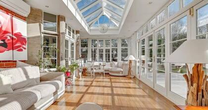 Luxury Detached House, Private Grounds. With Hot Tub, Sauna, Pool Table.