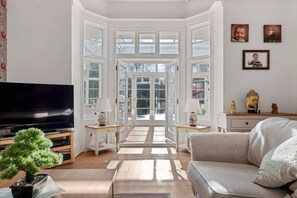 Smart-TV, Tischfußball, Bücher