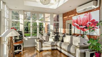 TV connectée, baby-foot, livres