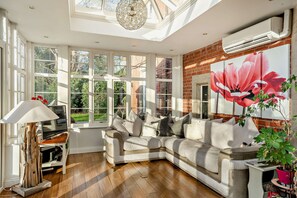 Smart-TV, Tischfußball, Bücher