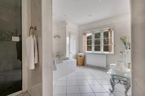 Dusche, Whirlpool, Haartrockner, Handtücher