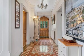 المنشأة من الداخل