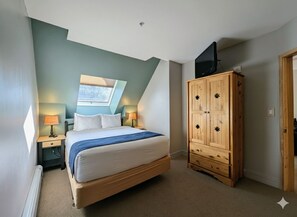 Iron/ironing board, WiFi, bed sheets - New Listing! Top Floor w/Slope Views (Keystone)