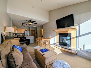 Smart TV y chimenea 
