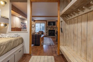 1 bedroom, free WiFi, bed sheets, wheelchair access - Pinecone & Powder Retreat by the Village and on the shuttle route. (Mammoth Lakes)