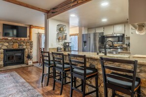 Fridge, microwave, oven, stovetop - Pinecone & Powder Retreat by the Village and on the shuttle route. (Mammoth Lakes)