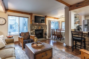Smart TV, fireplace, ping pong - Pinecone & Powder Retreat by the Village and on the shuttle route. (Mammoth Lakes)