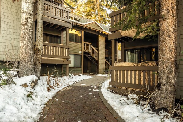 Exterior - Pinecone & Powder Retreat by the Village and on the shuttle route. (Mammoth Lakes)
