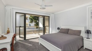 Desk, iron/ironing board, WiFi, bed sheets - Tide and Tennis Retreat Nelson Bay (Nelson Bay)